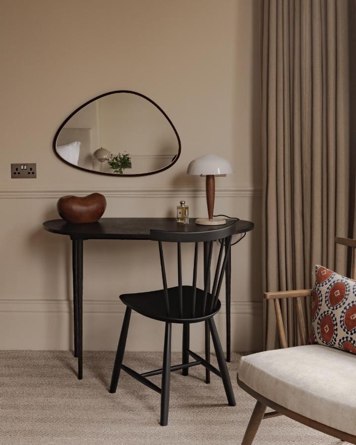 Leighton House Boutique B&B Bath Extérieur photo A contemporary dressing table