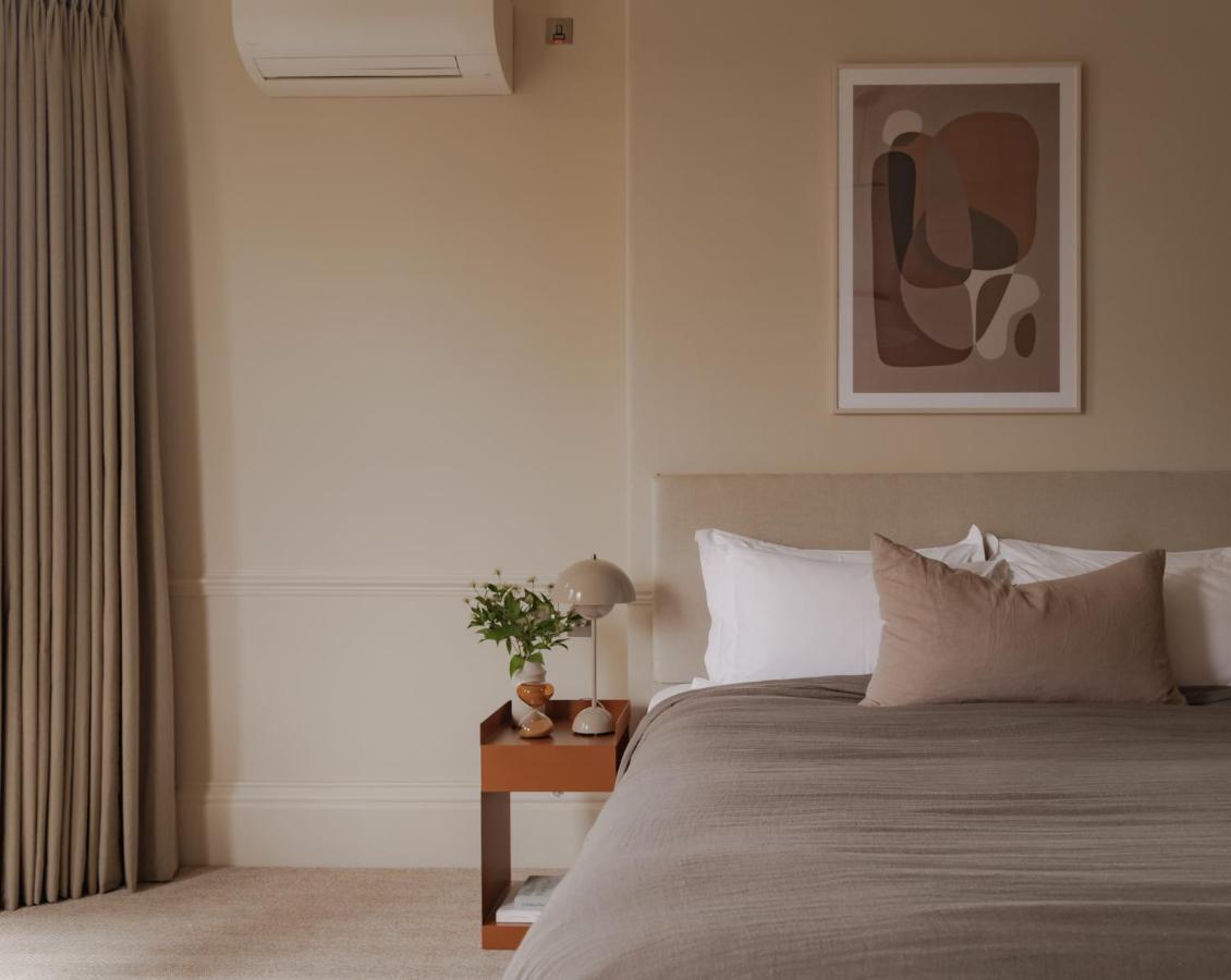 Leighton House Boutique B&B Bath Extérieur photo A bedroom with a wall mounted air conditioner