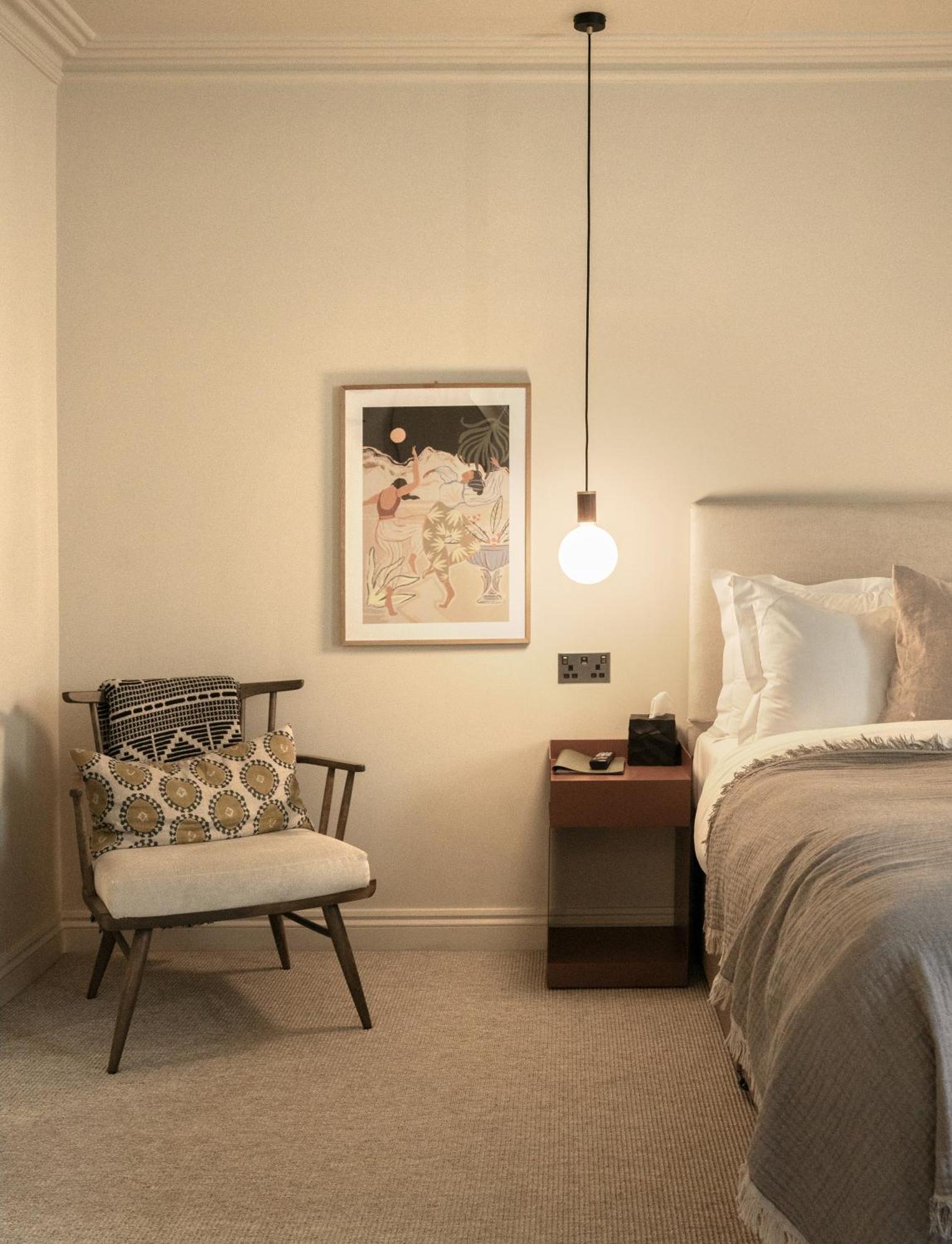Leighton House Boutique B&B Bath Extérieur photo A bedroom with a light bulb