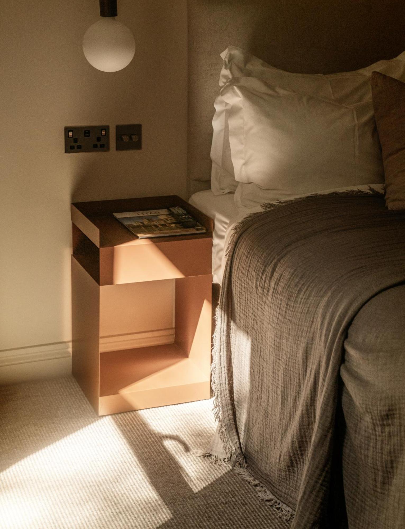 Leighton House Boutique B&B Bath Extérieur photo A bedside table